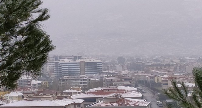 10 yıl aranın ardından Tire merkeze kar yağdı