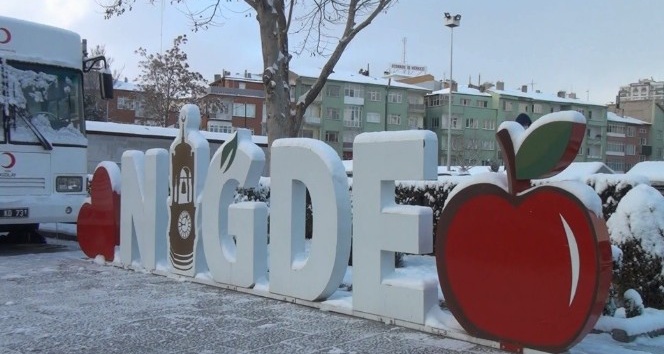 Niğde’ye mevsimin ilk karı yağdı