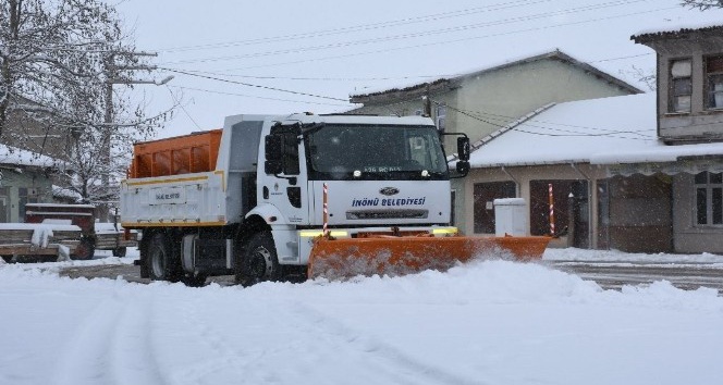 İnönü Belediyesi’nden kar yağışına anında müdahale