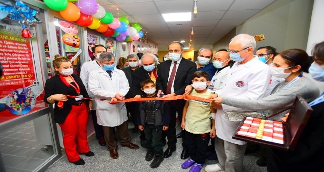 Van YYÜ’de “Minik Hayaller Çocuk Mağazası” açıldı