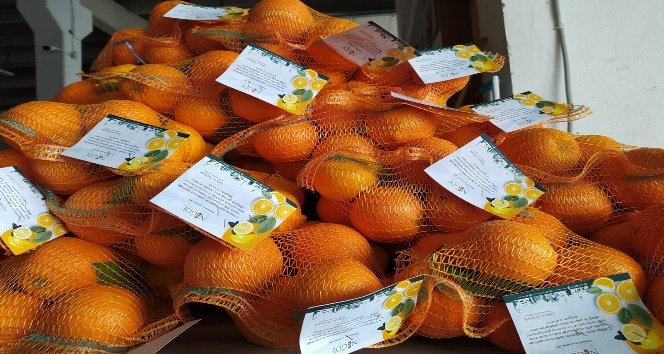 Niğde Belediyesi vatandaşlara ’portakal’ dağıtıyor