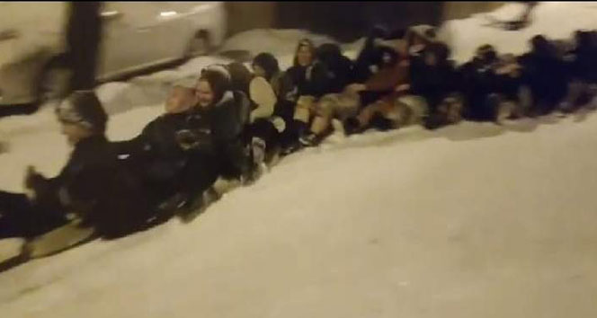 Bursa&#039;da kar çılgınlığı! 45 kadın aynı anda böyle kaydı