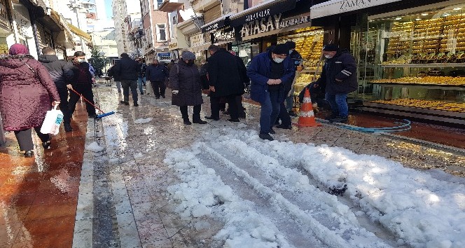 Karlı yollarda vatandaşların zorlu yürüme mücadelesi