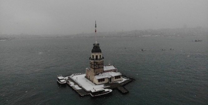 Kız Kulesi beyaz gelinliğini giydi: Fotoğrafçıların akınına uğradı