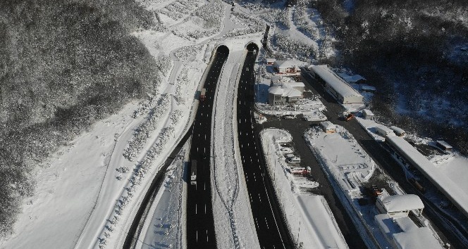 Bolu Dağı’nda kar yağışının durmasıyla trafik akıcı hale geldi