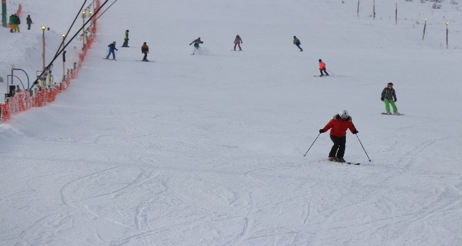 Kartalkaya’da kar kalınlığı 1 metreyi geçti
