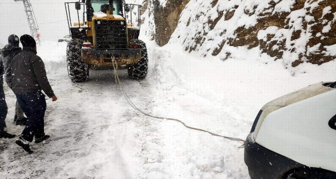 Siirt’te karda mahsur kalan yolcu minibüsü kurtarıldı