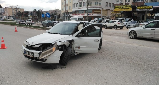 Besni’de iki otomobil çarpıştı