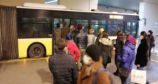 İstanbul’da metrobüs yoğunluğu