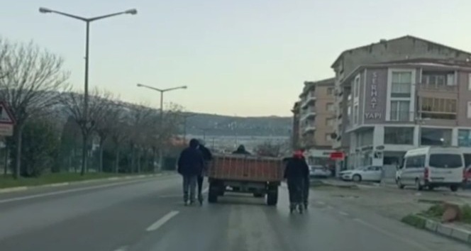 Bursa’da traktöre takılan patenci çocukların tehlikeli yolculuğu kameralara yansıdı