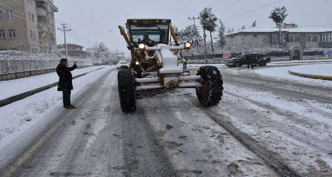 Diyarbakır’a kar yağdı, Başkan Beyoğlu ekiplerle birlikte sahaya indi