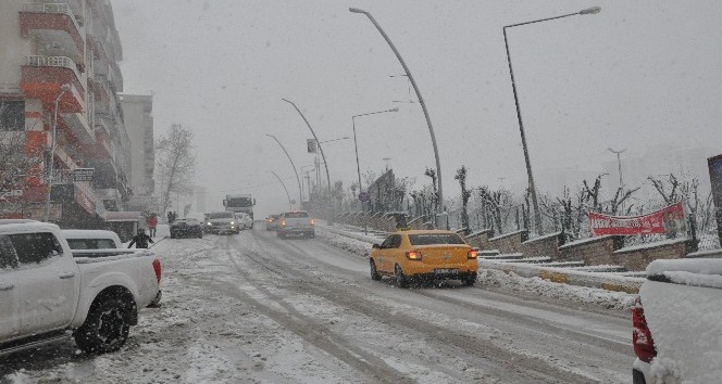 Şırnak’ta kar esareti: Hakkari ve Siirt’e ulaşımlar kesildi, 23 köy yolu ulaşıma kapandı