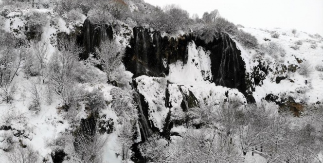 Beyaz gelinliğini giyen Girlevik Şelalesi ziyaretçilerine görsel şölen sunuyor