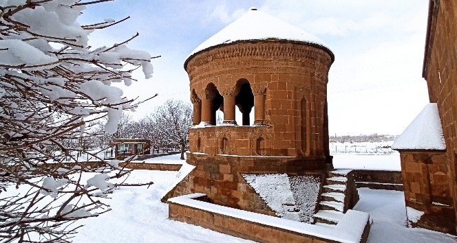 Ahlat’ın tarihi mekanlarından kartpostallık kar manzaraları