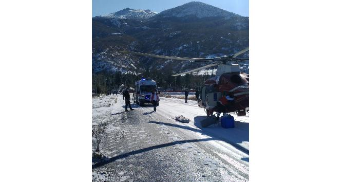 Hava ambulansı karla kaplanan yola inip hasta nakli gerçekleştirdi