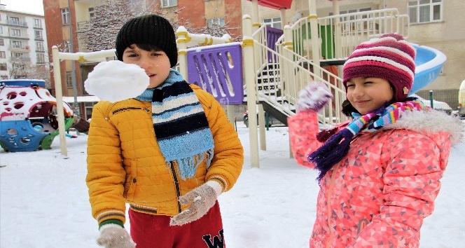 Elazığ’da çocukların kar sevinci