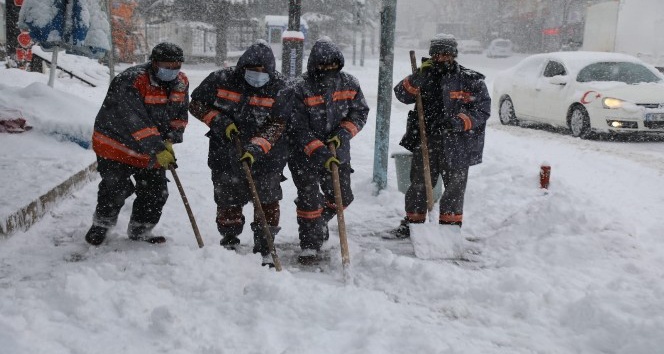 Bingöl’de belediye ekiplerinin karla mücadele çalışması