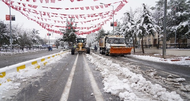 Diyarbakır Büyükşehir Belediyesi, karla mücadele çalışmalarına hızlı başladı