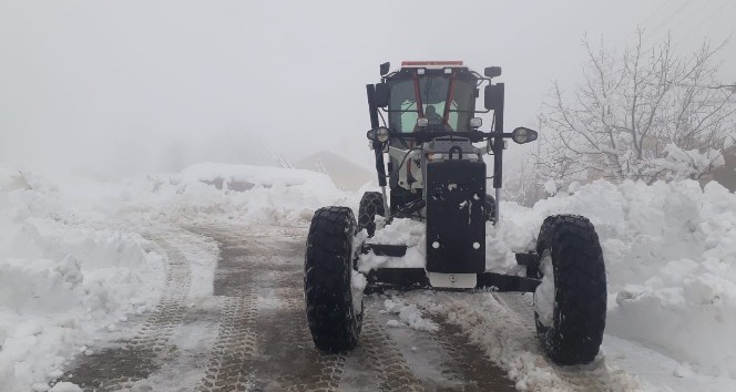 7 ilçenin mahalle yollarında karla mücadele devam ediyor