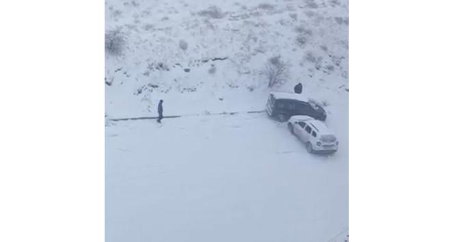 Elazığ’da karlı yolda otomobil böyle kaydı