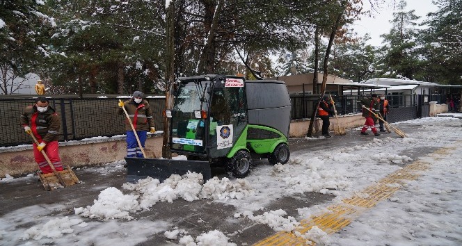 Diyarbakır’da kaldırımlarda kar temizleme çalışması başlatıldı