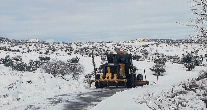 Kar nedeniyle kapanan 12 köy yolu ulaşıma açıldı