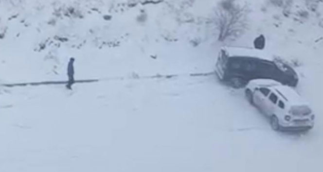 Elazığ’da karlı yolda otomobil böyle kaydı
