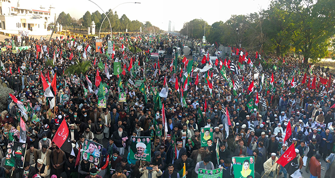 Pakistan’da iktidar partisine yönelik davaların 6 yıldır ertelenmesi protesto edildi