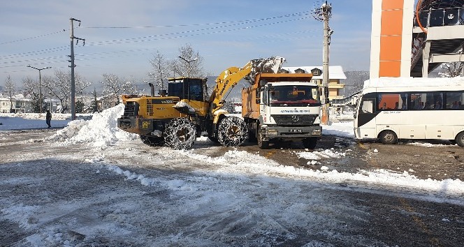 Kaynaşlı Belediyesi kar kütlelerini kaldırıyor