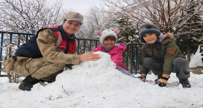 Jandarma ile çocukların kar keyfi