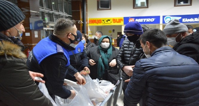 Kdz. Ereğli Belediyesi, terminalde bekleyen 300 yolcuya yemek dağıttı