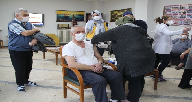 Karabük’te yaşlılara Covid-19 aşısı yapılmaya başlandı