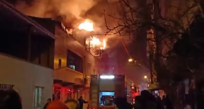 2 katlı evde çıkan yangın yan binalara sıçramadan söndürüldü