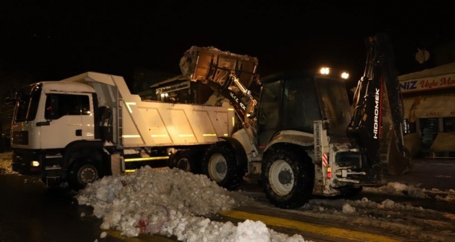 Erzincan’da kar yığınları kamyonlarla şehir dışına taşınıyor
