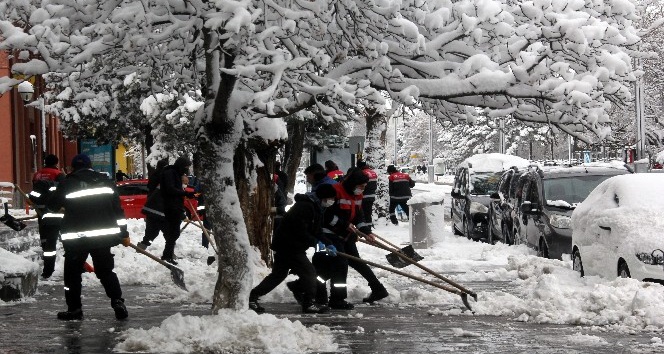 Erzincan’da kardan vatandaşların mağduriyet yaşamaması için iki kurumda esnek çalışma kaldırıldı