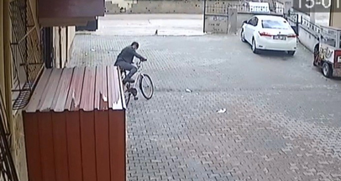 Bisiklet hırsızının kameralara yansıyan rahat tavırları pes dedirtti