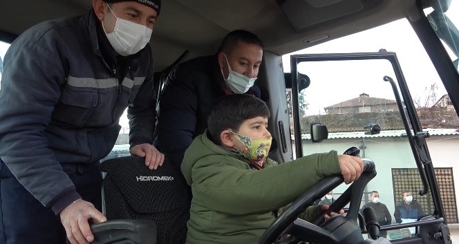 3 yaşında kepçe kullandı