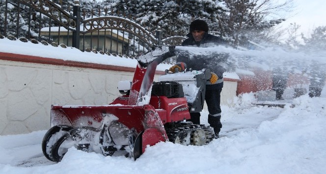 Erzurum Büyükşehir Belediyesi ekipleri karla mücadeleye devam ediyor