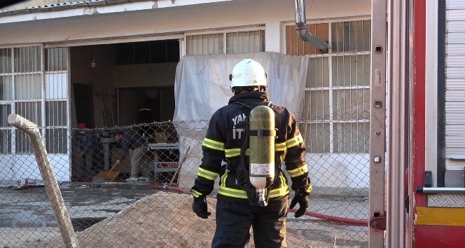 Mobil atölyesinde çıkan yangın korkuttu