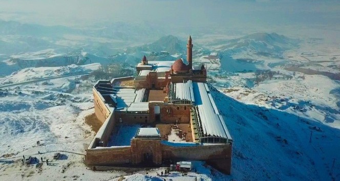 Karla birleşen tarihi sarayın havadan görüntüsü mest etti