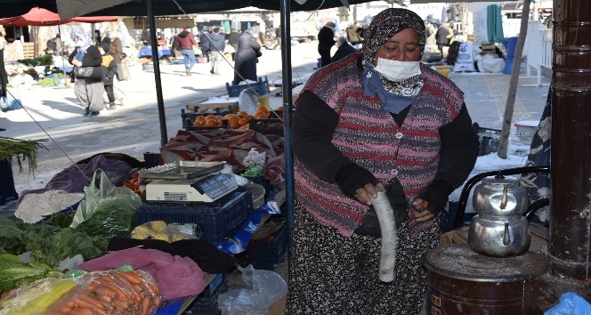 Pazarcı esnafı soğuktan korunabilmek için pazara soba kurdu