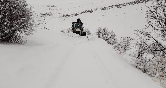 Tunceli’de kapalı bulunan 42 köy yolunu açma çalışması sürüyor