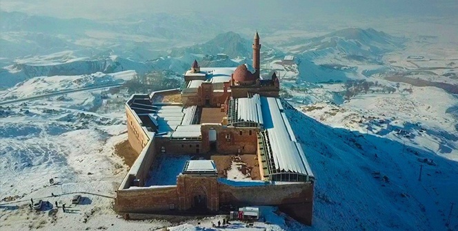 Karla birleşen tarihi sarayın havadan görüntüsü mest etti