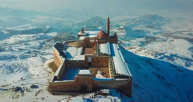 Karla birleşen tarihi sarayın havadan görüntüsü mest etti