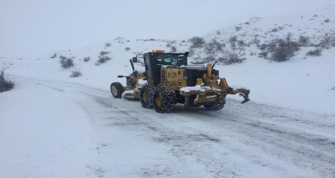 Iğdır’da kar ve tipi 52 köy yolunu ulaşıma kapattı
