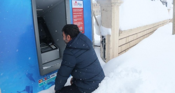 Bitlis kara gömüldü! Kar üstünde oturarak ATM&#039;den para çekiyorlar