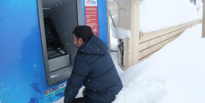 Bitlis kara gömüldü! Kar üstünde oturarak ATM'den para çekiyorlar