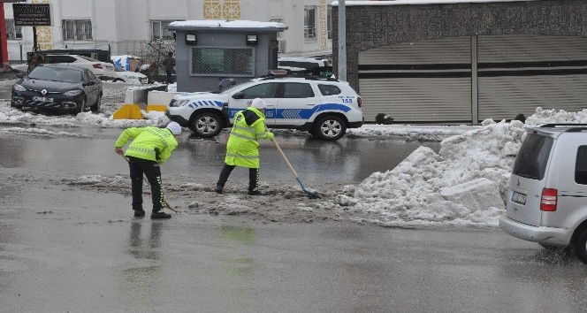 Polisler ellerine kürek aldı, yolda biriken kar birikintilerini temizledi