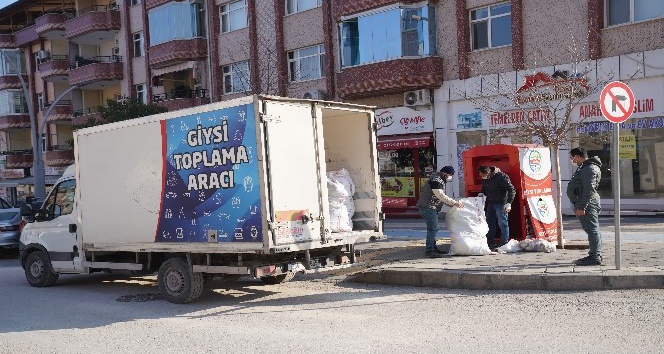 Hayırseverler getiriyor, ihtiyaç sahiplerine ulaştırılıyor