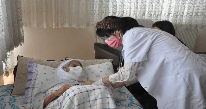 Şırnak’ta 90 yaş ve üzeri vatandaşlar için evde aşı yapılmasına başlandı